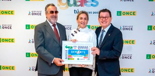 La ONCE vuelve a encontrar en el Gobierno un escenario perfecto para repartir elogios